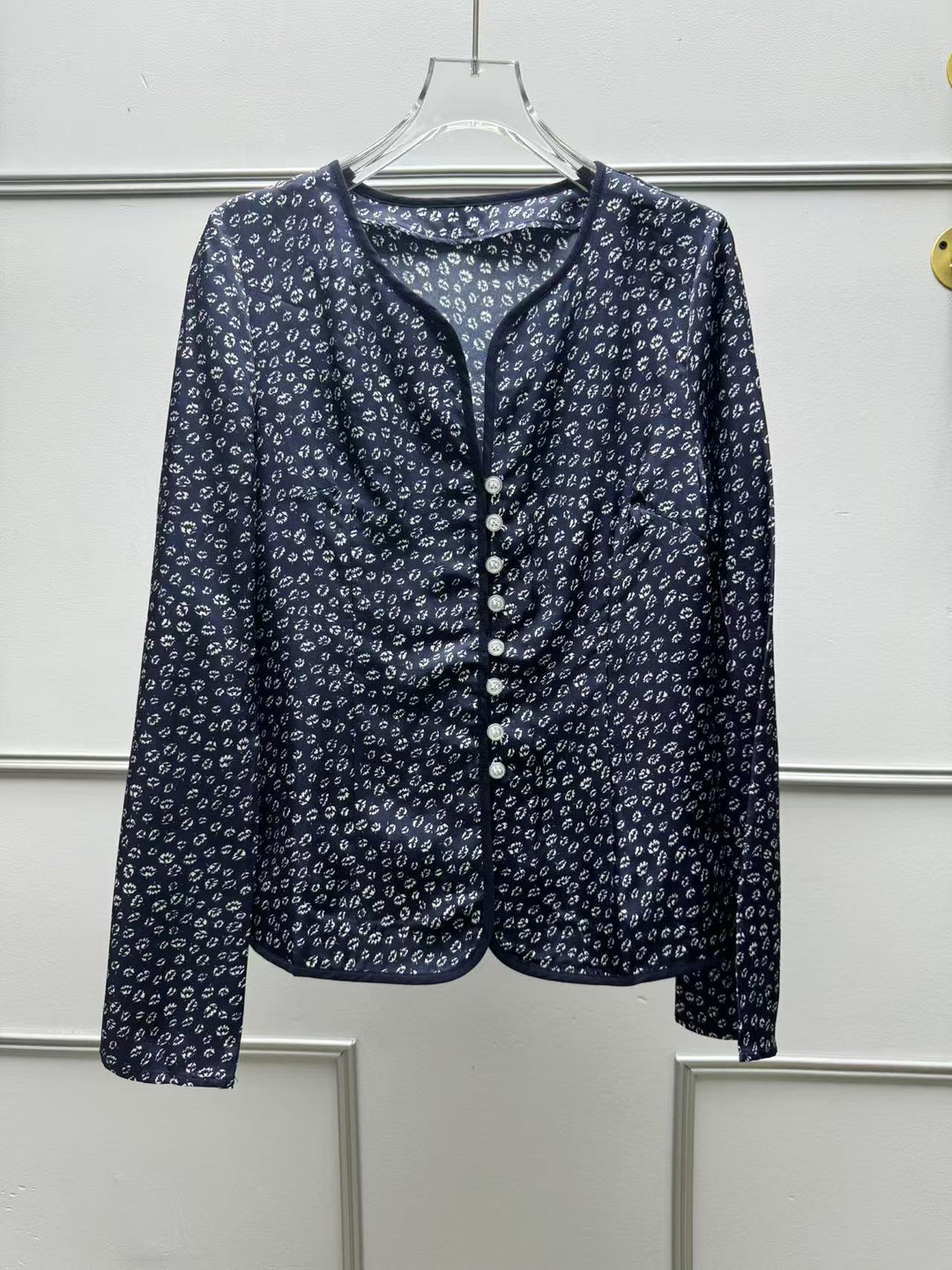 Damejakke med floral allover-tryk og elegant knaplukning Stilla