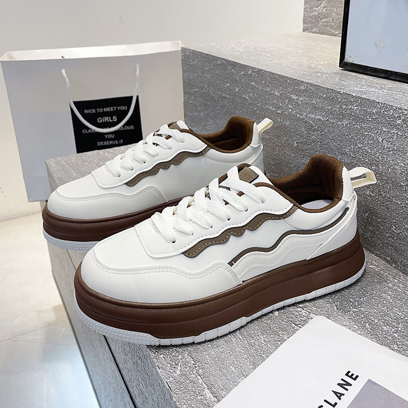 Dame Plateau-Sneakers i moderne design med stitched overfladestruktur og støddæmpende sål Stilla