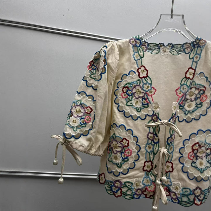 Dame broderet bluse med løs pasform og elegante flæsedetaljer Stilla