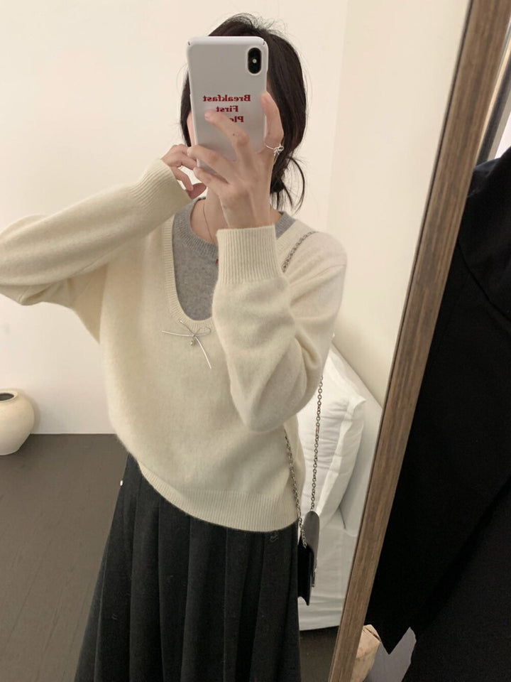 Kvindesweater med elegant V-hals og premium bueapplikation Stilla