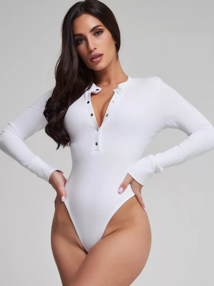 Dame langærmet bodysuit med knapdetaljer og dyb udskæring Stilla