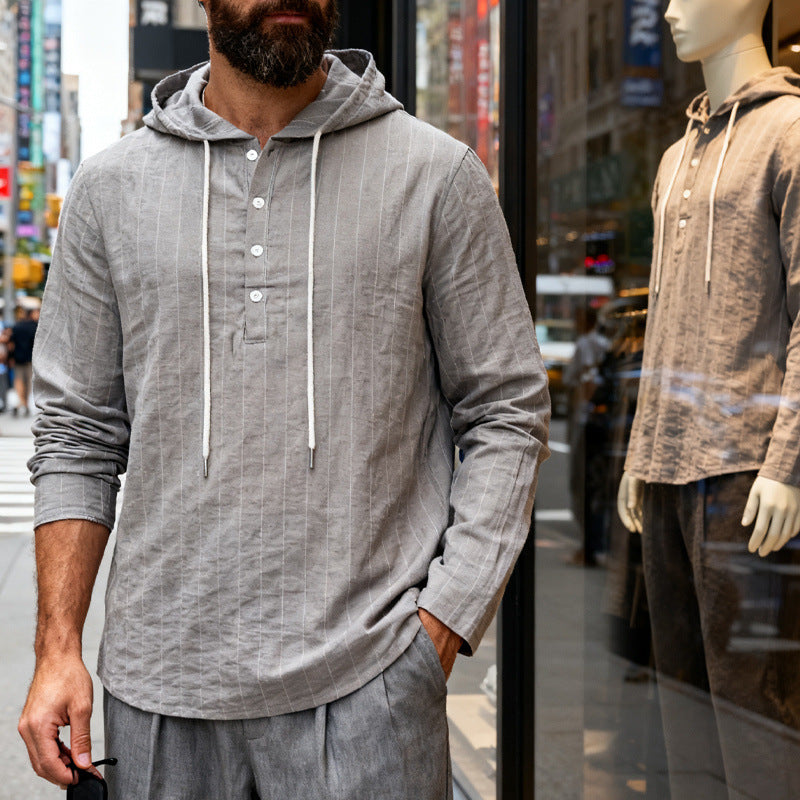 Herre nan hoodie lavet af en blanding af hør med halvs-kneppede og nålestriber Skovae