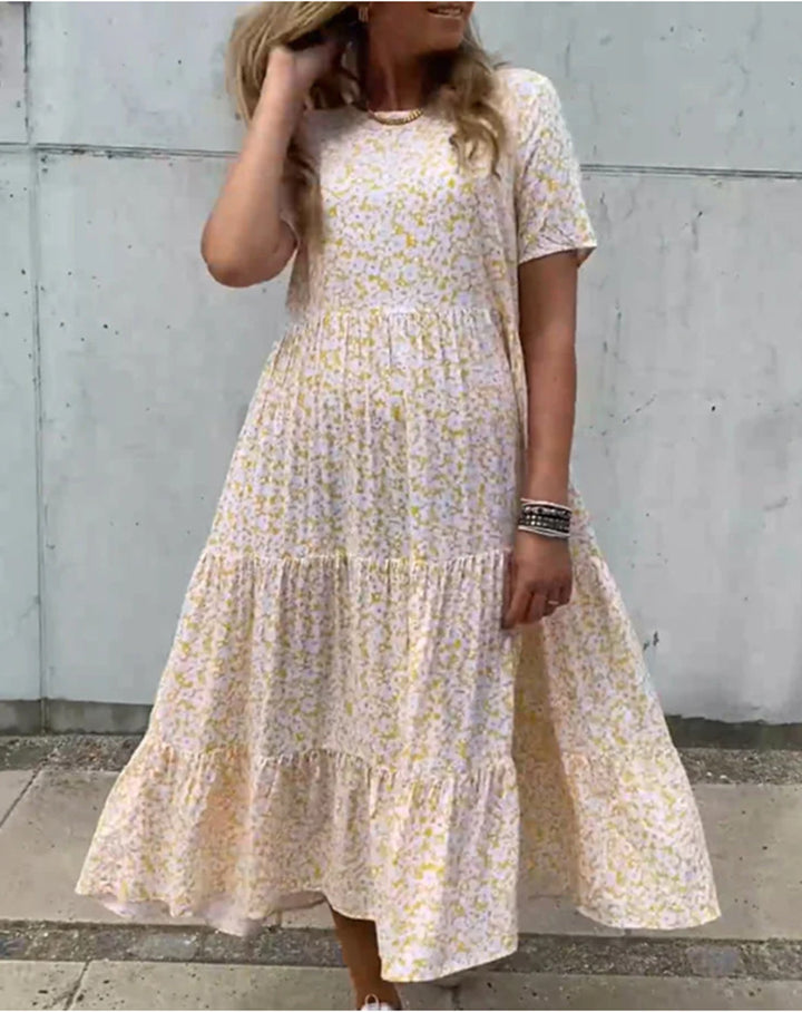 Kvinde i luftig lagdelt maxi-kjole i boho-babydoll-stil med rynket underbust og korte ærmer Skovae