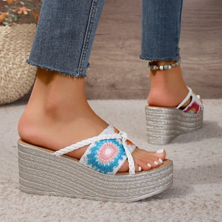 Dame platform-sandaler i moderne etno-design med flettede detaljer Stilla