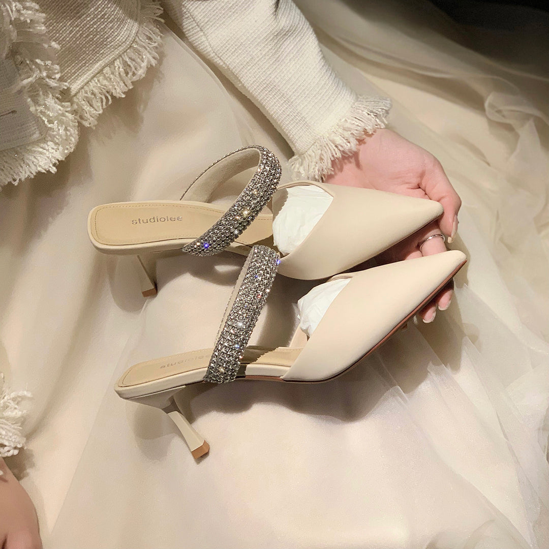 Dame Sling-pumps med moderigtige rem og glitrende detalje Stilla