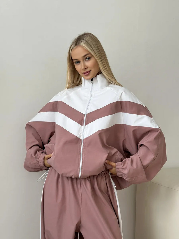 Kvinders sporty quiltet jakke med høj krave og moderne design Skovae