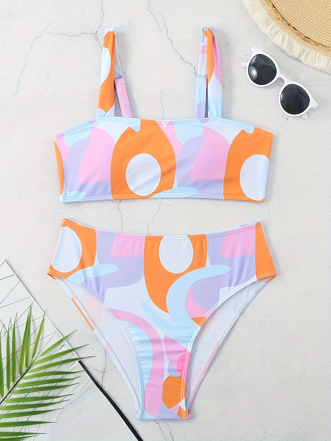 Dame bikini-sæt med moderne grafisk design og brede stropper Skovae