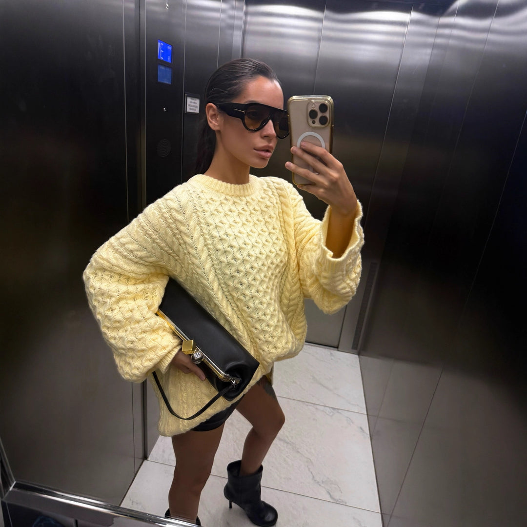Women's striktrøje i et afslappet oversized design med et stilfuldt struktureret mønster Stilla