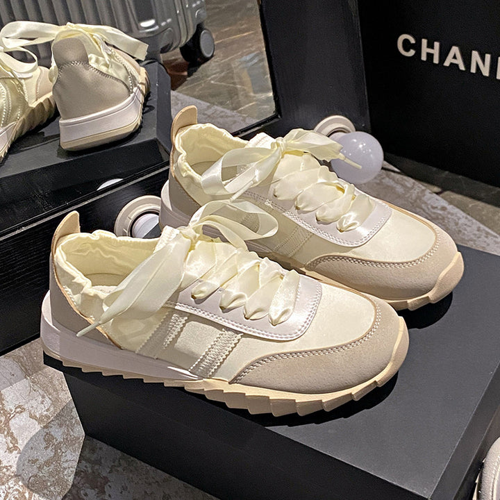 Dame sneakers i modern blanding af sport og elegance med luksuriøse satinsnørebånd Stilla