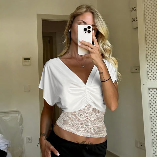 Dame elegant top med blonde og rynkning Skovae