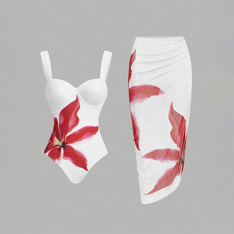 Dame one-piece badedragt med elegant blomsterapplikation og draperet skørt Skovae