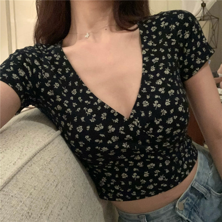 Dame crop top med blomsterprint og elegant V-hals