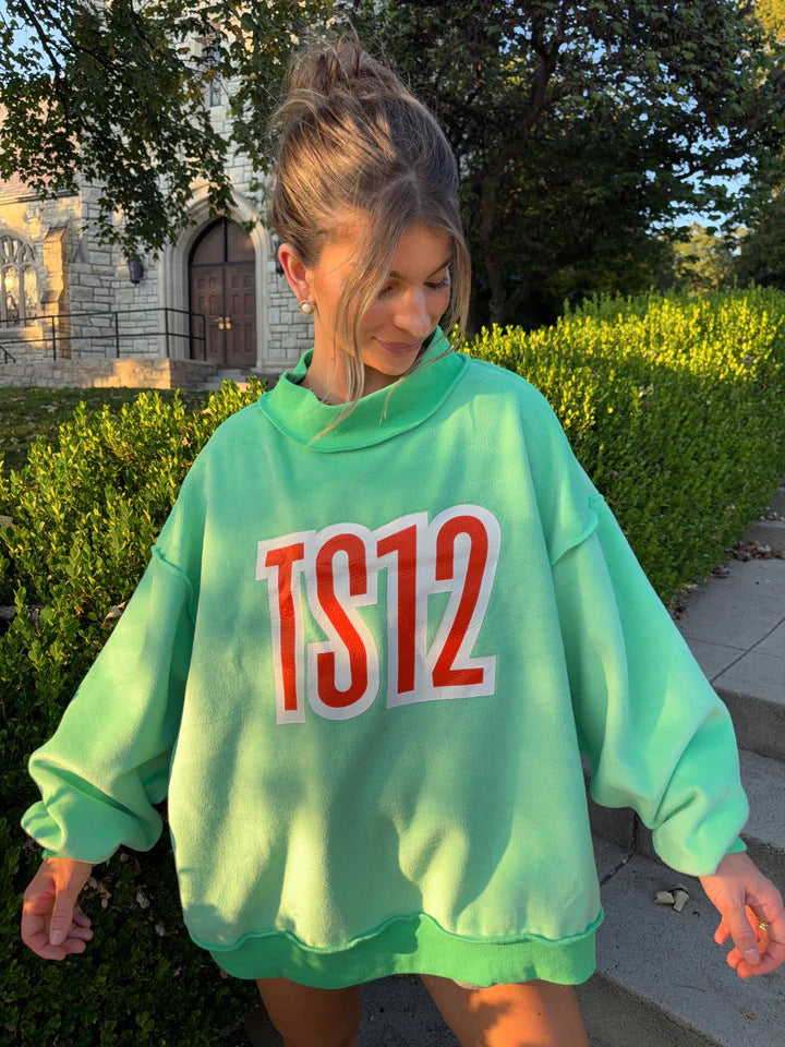 Dame nan weites sweatshirt med høj krave og iøjnefaldende frontprint skovae