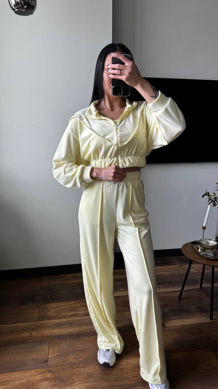 Kvinders loungewear sæt lavet af luksuriøs velour med cropped jakke og brede bukser