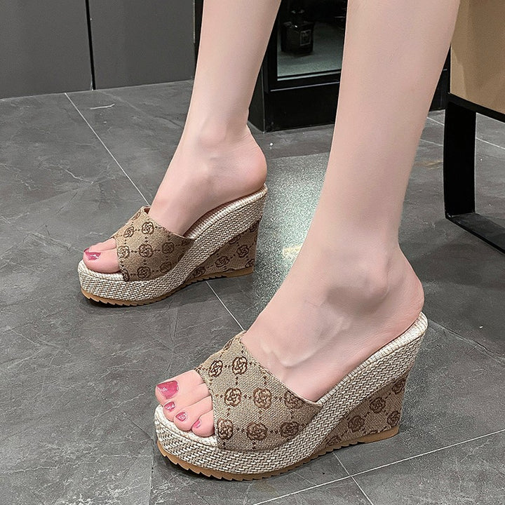 Dame Wedge-Pantoletten med moderne krydsbånd-design og komfortabelt fodseng Stilla