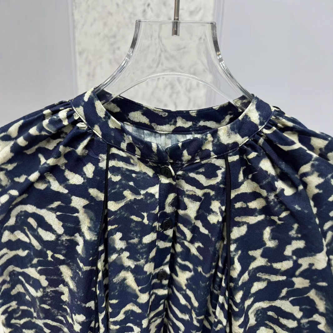 Dame minikjole i moderne dyreprint med elegante flæseærmer og feminin silhuet Stilla