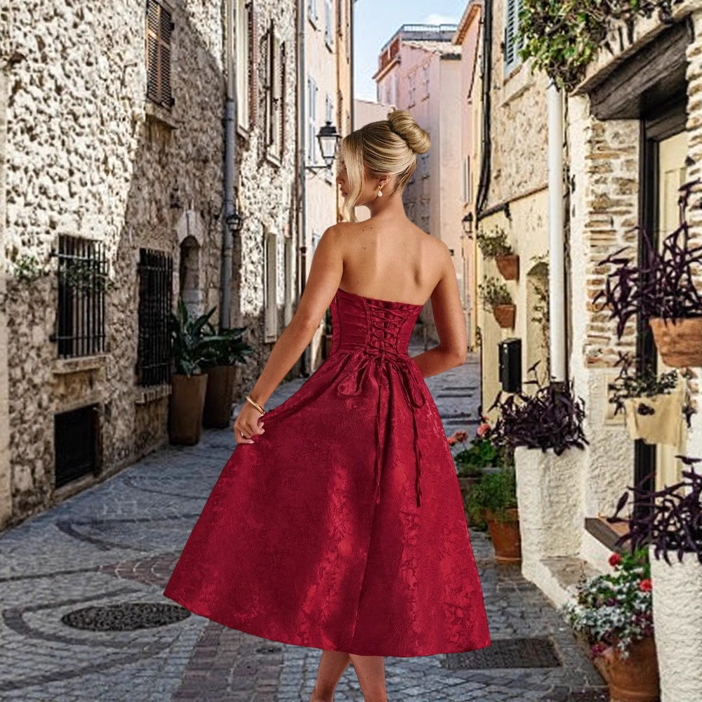 Damer cocktailkjole med elegant bustier top og flagrende nederdel