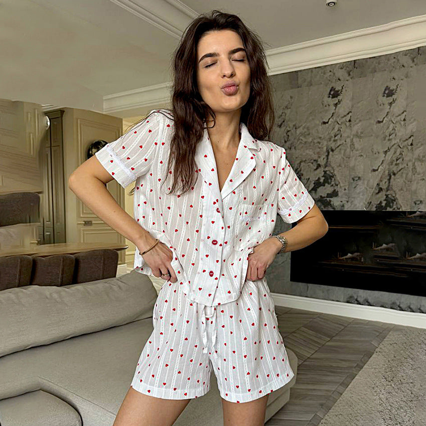 Dame pyjamasæt med kort top og komfortable shorts lavet af åndbart stof Stilla