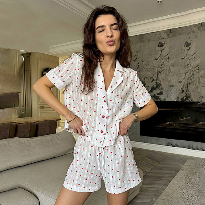 Dame pyjamasæt med kort top og komfortable shorts lavet af åndbart stof Stilla