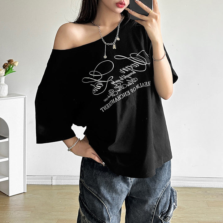 Dame afslappet top med asymmetrisk snit og elegant skrift Stilla