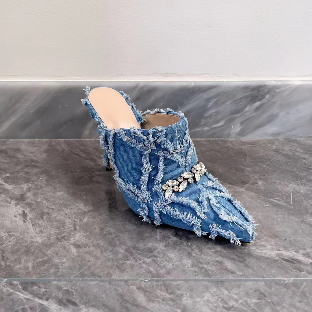Femme High Heeled Denim Mules med frynset kanter og dekorativ smykkedetalje Stilla