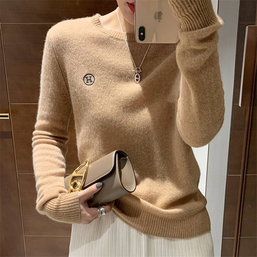 Dame afslappet strikpullover med elegant rundhalssnit og fine detaljer Stilla