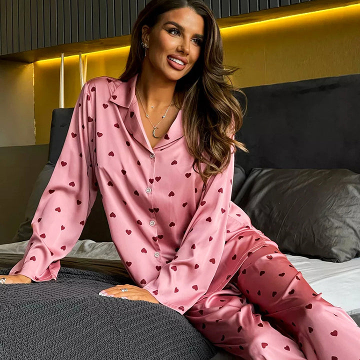 Dame pyjamasæt med hjerteprint i åndbart materiale Stilla