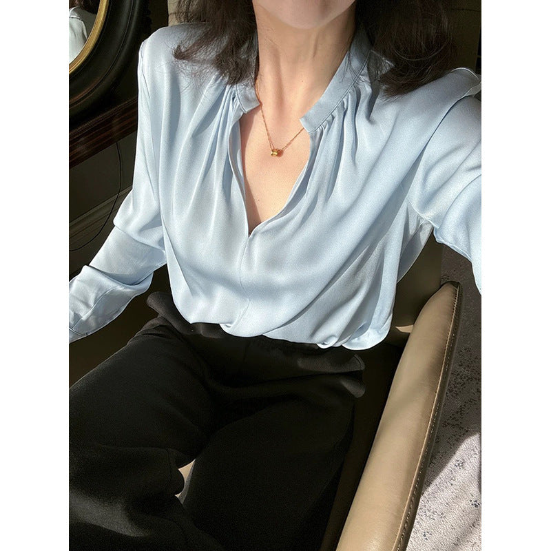 Damebluse med elegant V-udskæring og fint drapering Stilla