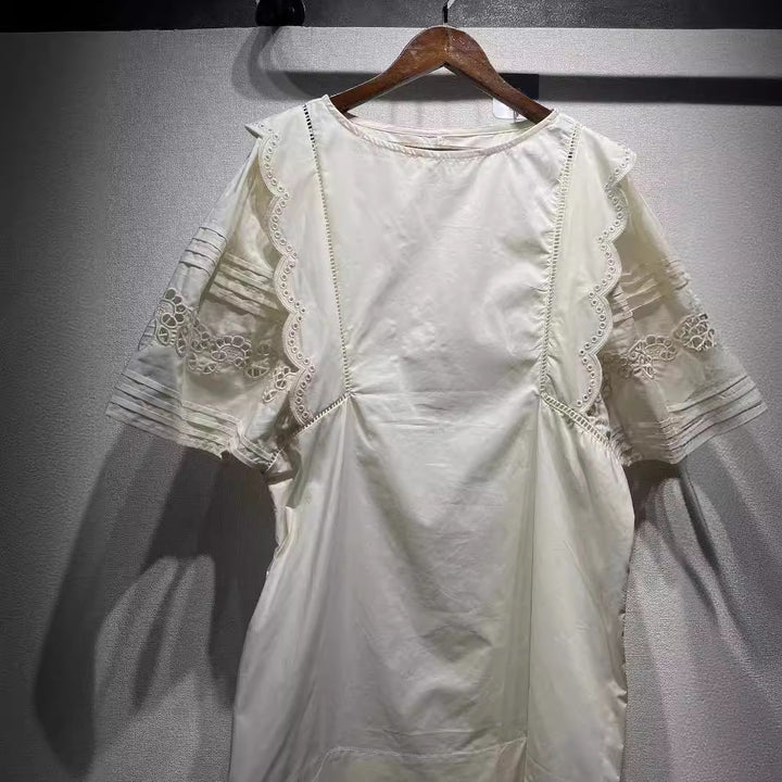Damebluse med elegante spidsindsatser og afslappet snit Stilla