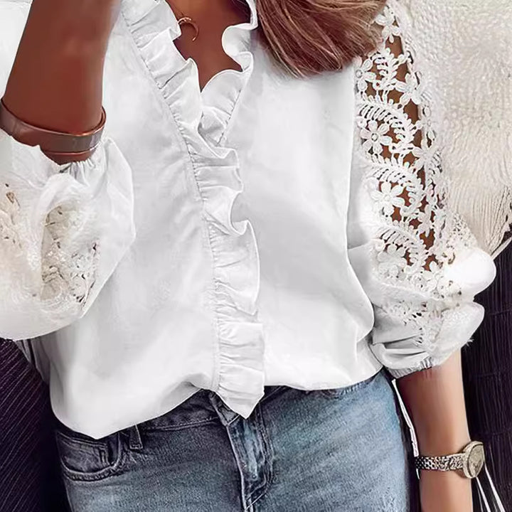 Kvinders elegante bluse med ruffle detaljer og blonde ærmer Skovae