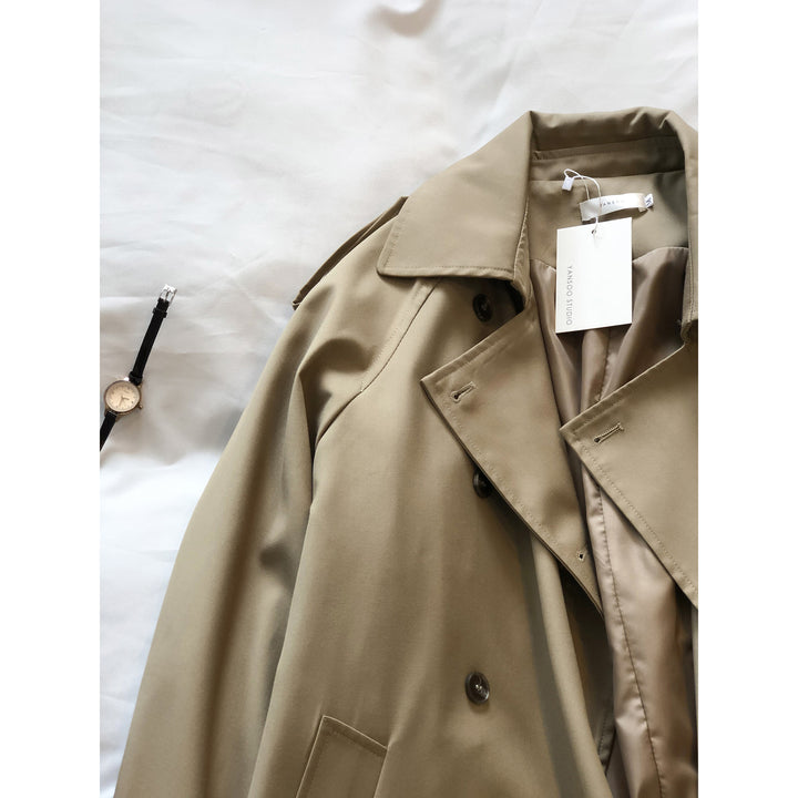 Dame trenchcoat med dobbelt knapliste og elegante detaljer Stilla