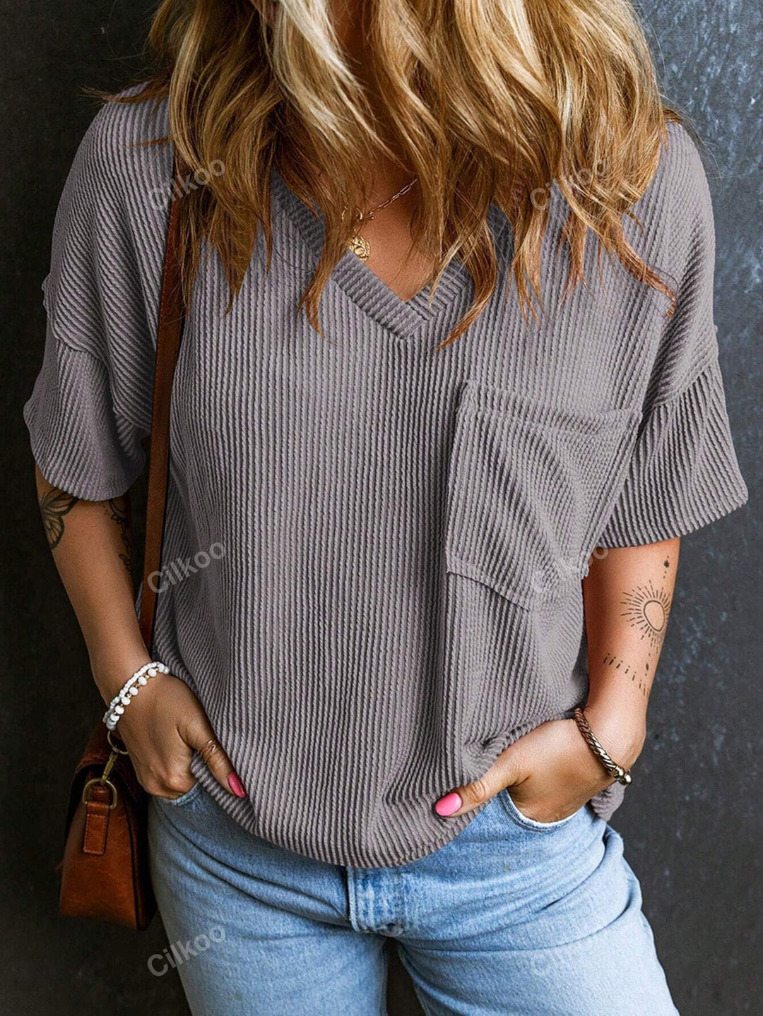 Dame Oversized T-shirt med V-hals og brystlomme Stilla