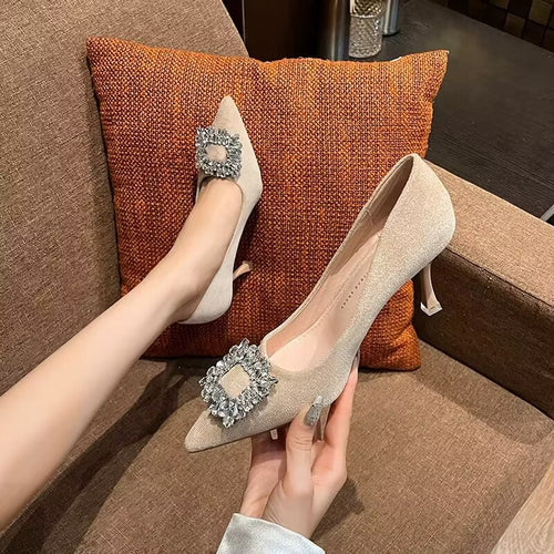Dame elegante pumps med funklende strassbesætning og moderne design Stilla