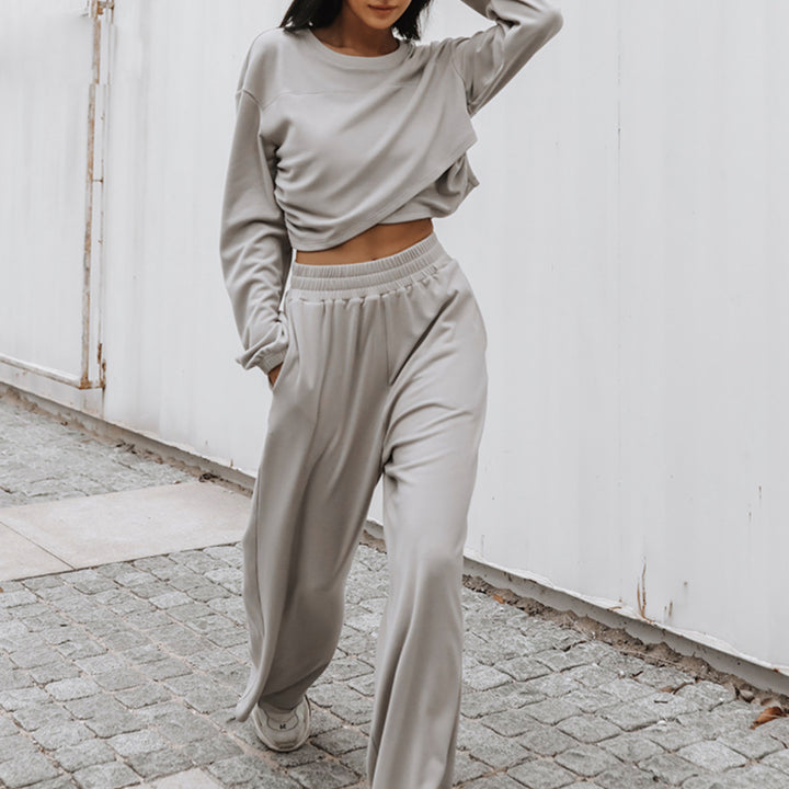 Kvindernes afslappede sæt med cropped top og brede sweatpants Skovae