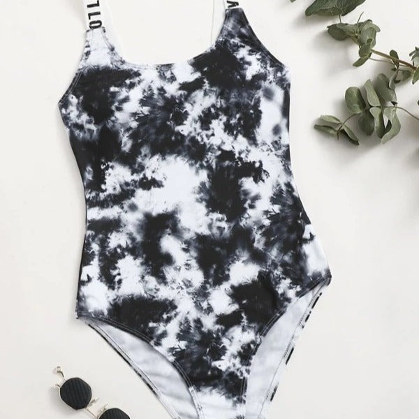 Dame one-piece badedragt med moderigtig tie-dye mønster Skovae