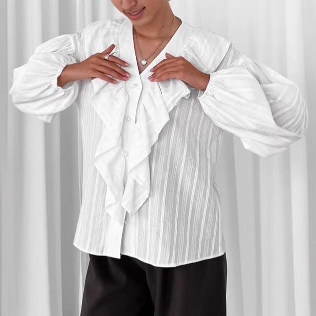 Damebluse med voluminøse flæsedetaljer og elegant V-udskæring Stilla