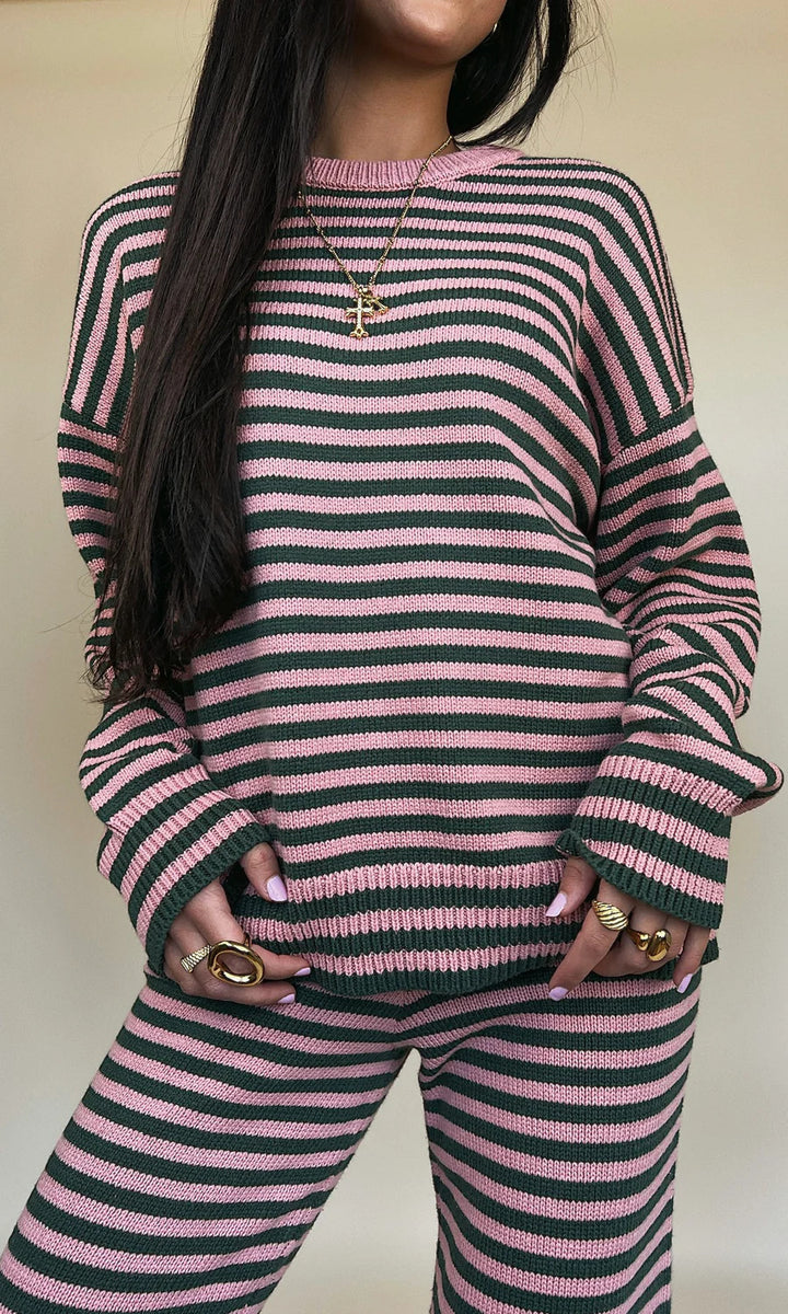 Kvindernes strikkede fritidssæt med fashionabel stribet mønster og bred pasform