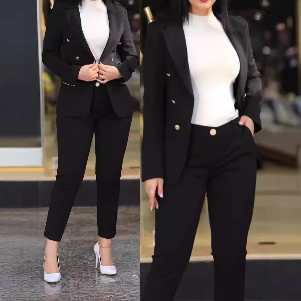 Dame moderne blazer-buksedragt med eksklusive knapdetaljer Stilla