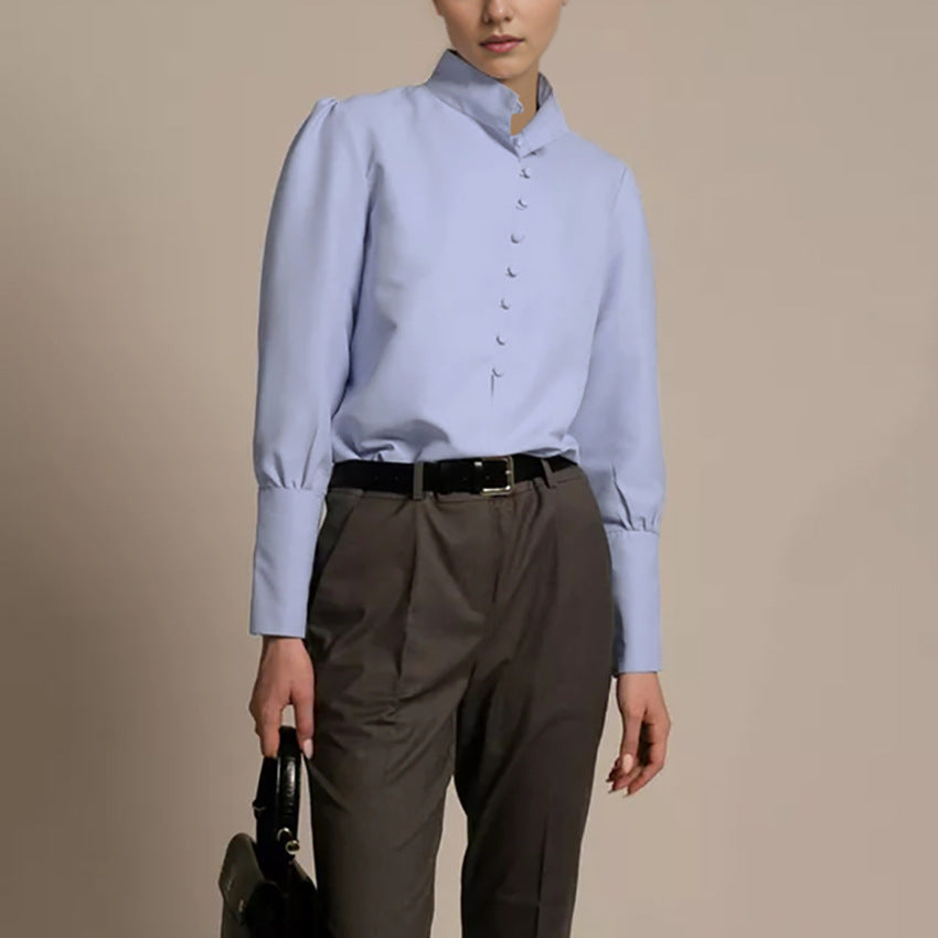 Damebluse med høj ståkrave og elegante pufærmer Stilla