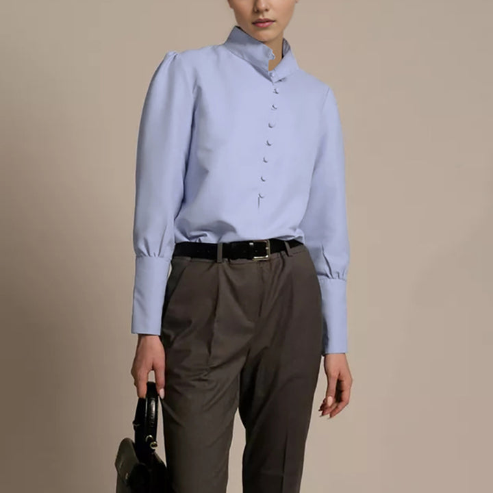Damebluse med høj ståkrave og elegante pufærmer Stilla