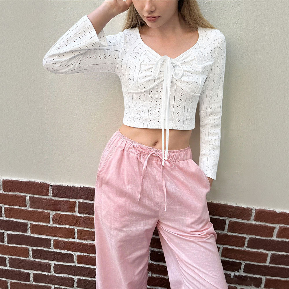Kvinders cropped langærmet skjorte med elegant snøring og fint blonde broderi Stilla