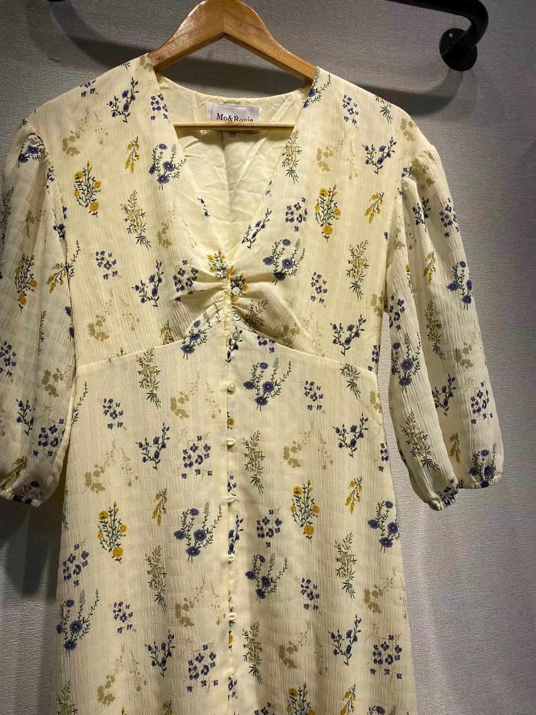 Dame sommerkjole med feminine flæse detaljer og fint blomstermønster Stilla