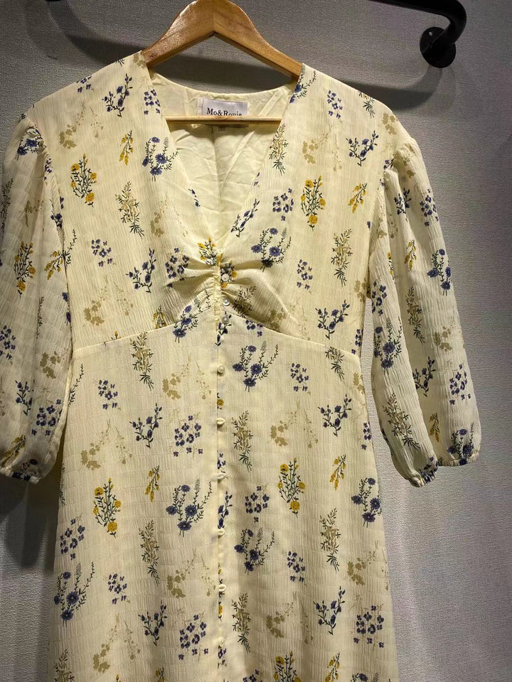 Dame sommerkjole med feminine flæse detaljer og fint blomstermønster Stilla