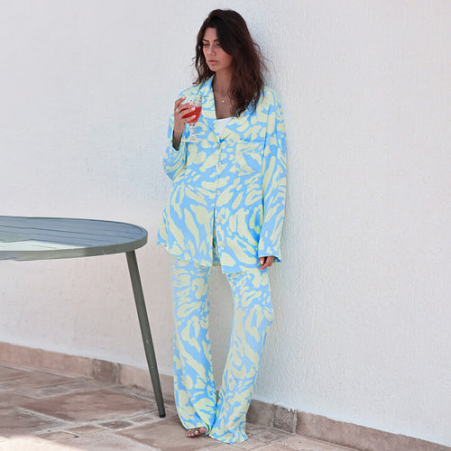 Dame usædvanligt pyjamas-sæt med store geometriske mønstre og lette, åndbare materialer Stilla