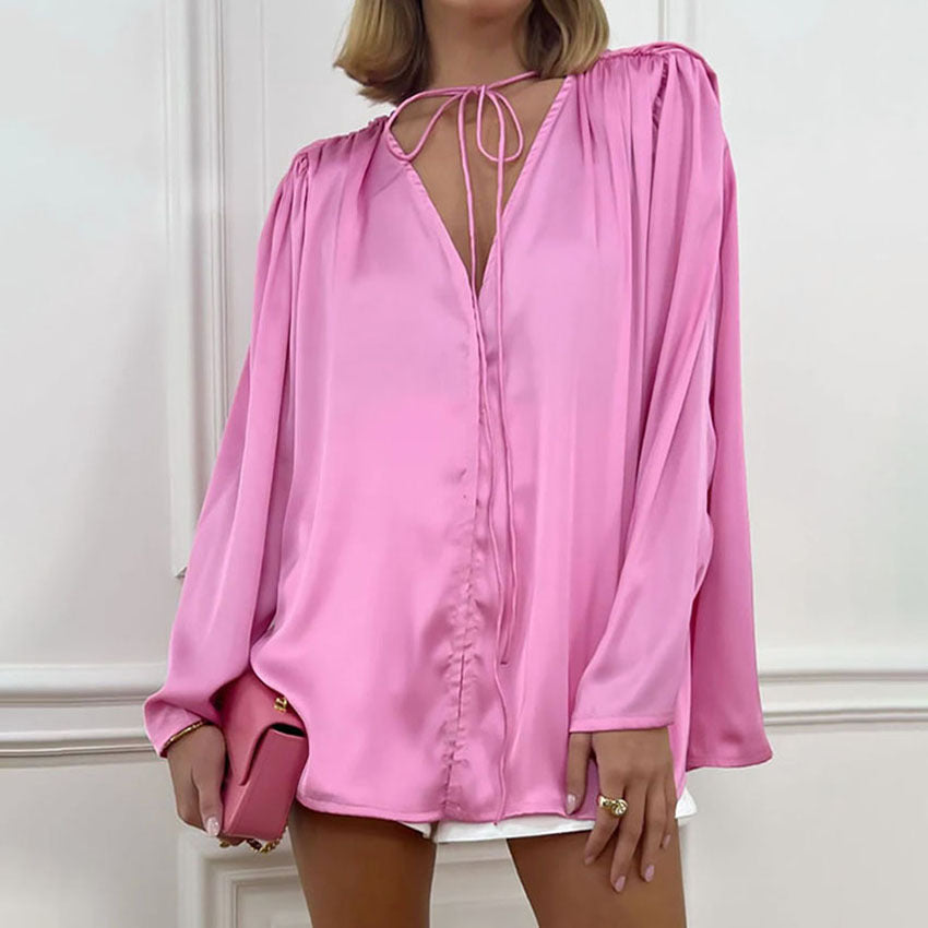 Damebluse med rynkedetaljer og elegant snørebånd Stilla