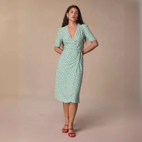 Dame wrap kjole med blomsterprint og elegant knapliste Stilla