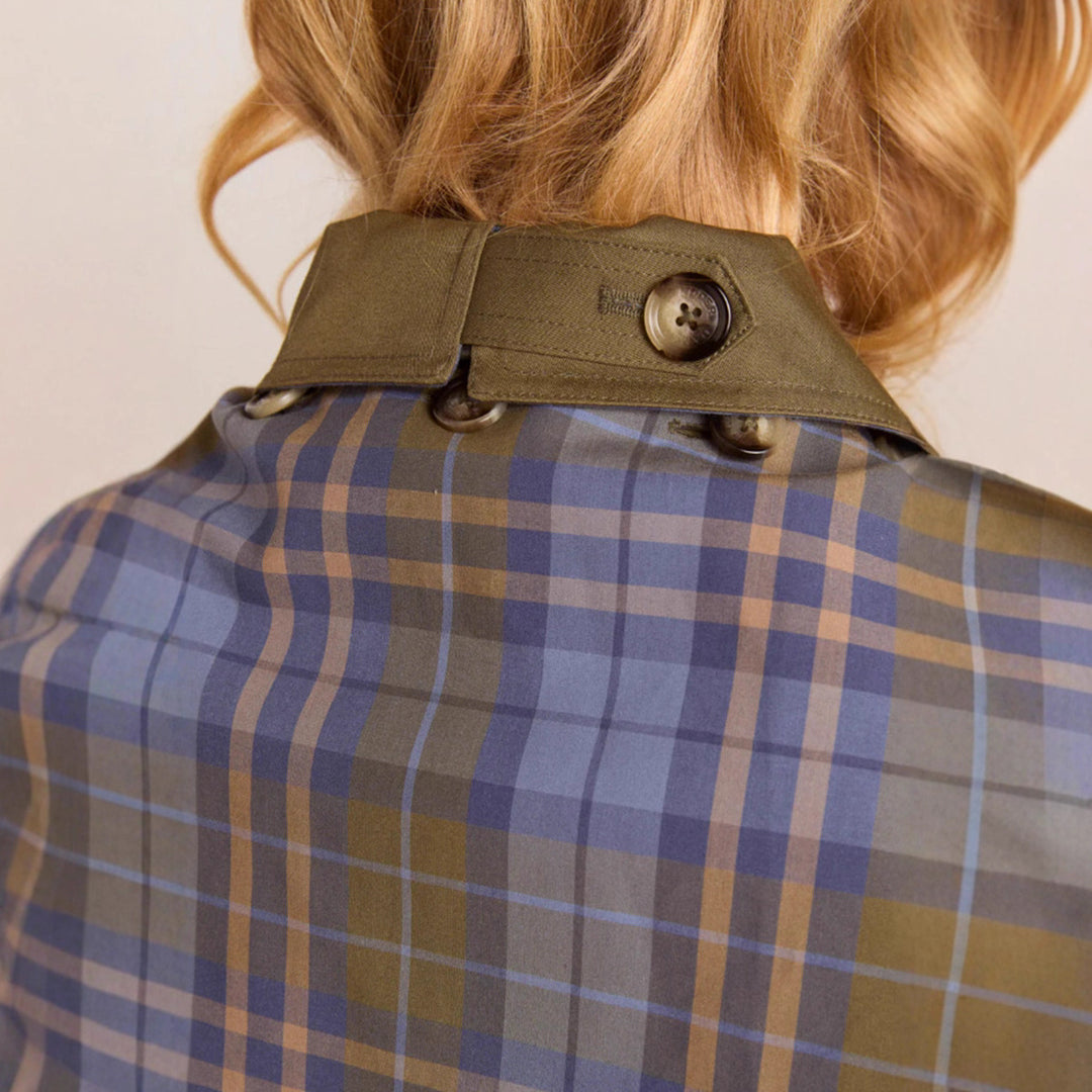 Kvinders fashionable trenchcoat med karakteristisk krave og praktiske lommer Stilla