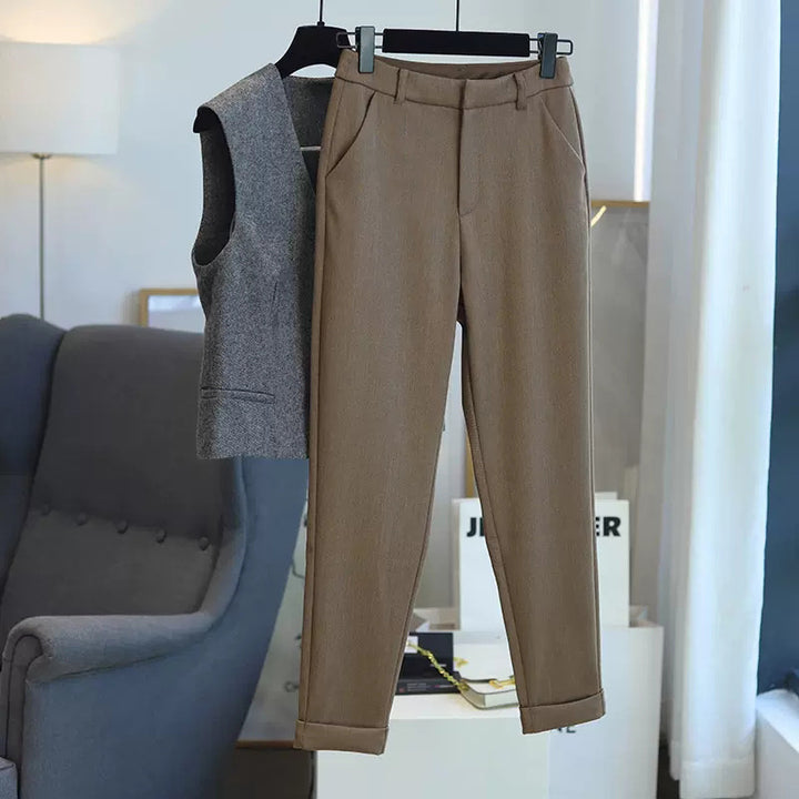 Dame elegant blazer-bukser-sæt med tætsiddende vest og smalskårede bukser Stilla