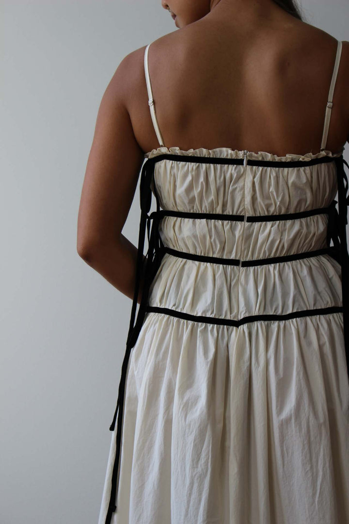 Dame maxi kjole med legende ruffle design og justerbare stropper Skovae
