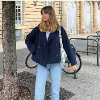 Kvindernes fashionable korte jakke i afslappet skæring med dobbelt knaplukning Stilla